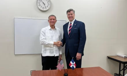 El ministro de Asuntos Exteriores, Roberto Álvarez, se celebra con el subsecretario del Estado Christopher Landau