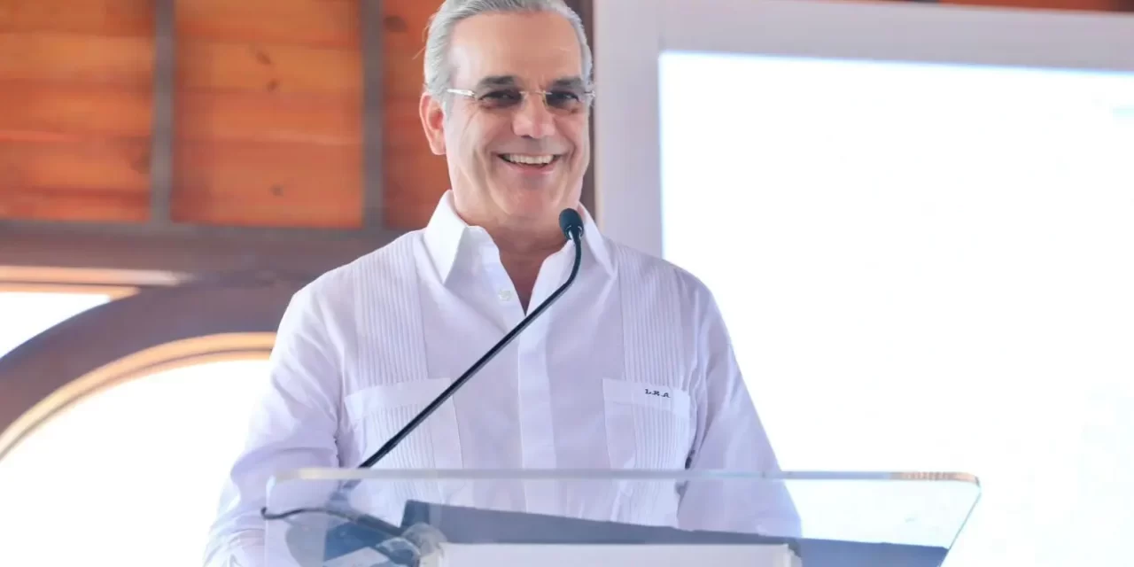 El presidente garrocha el puerto turístico de Samaná