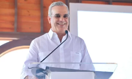 El presidente garrocha el puerto turístico de Samaná