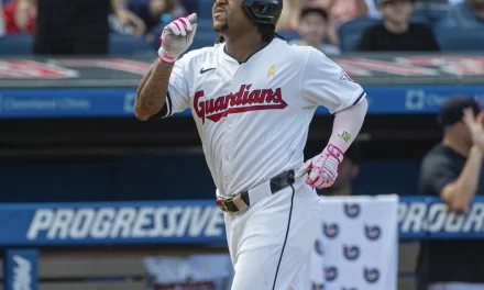 José Ramírez sigue increíble; extiende a 33 la jugada de juegos seguidos embasándose