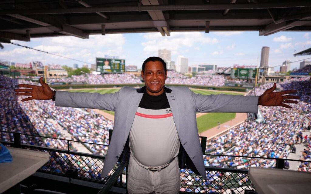 Sosa recibe ovación de pie de los aficionados de los Cubs en su regreso a Wrigley Field por primera vez en 21 primaveras