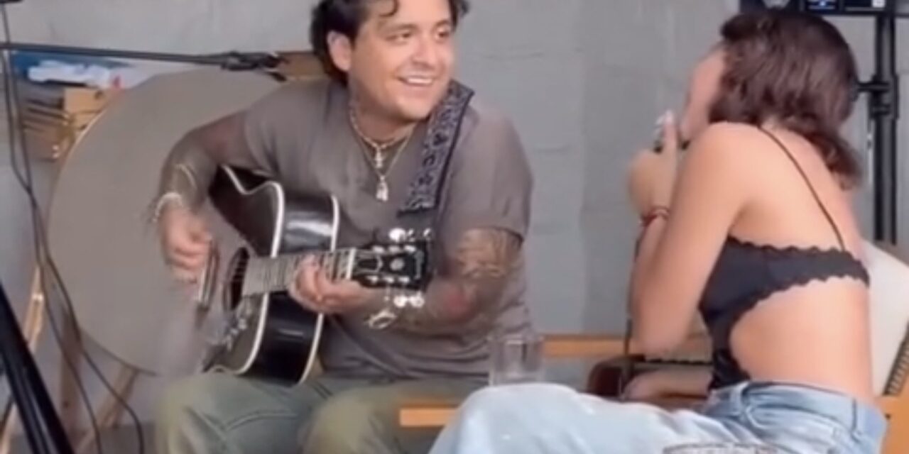 Christian Nodal y Ángela Aguilar en un momento musical íntimo