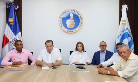 José Ignacio Beicho y Carolina Mejía se encuentran con alcaldes y directores de la PRM en San Juan