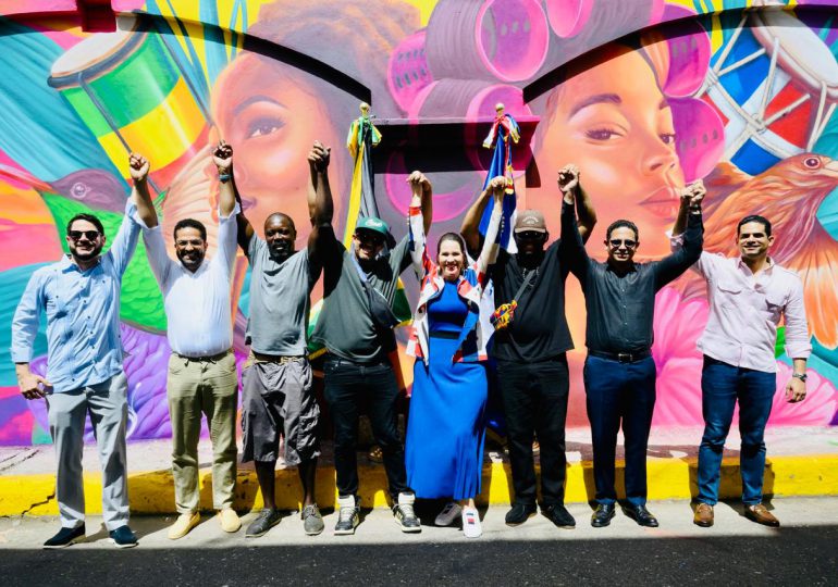 La embajada dominicana presenta mural en Kingston celebrando 60 abriles de relaciones dominicanas -jamaicanas