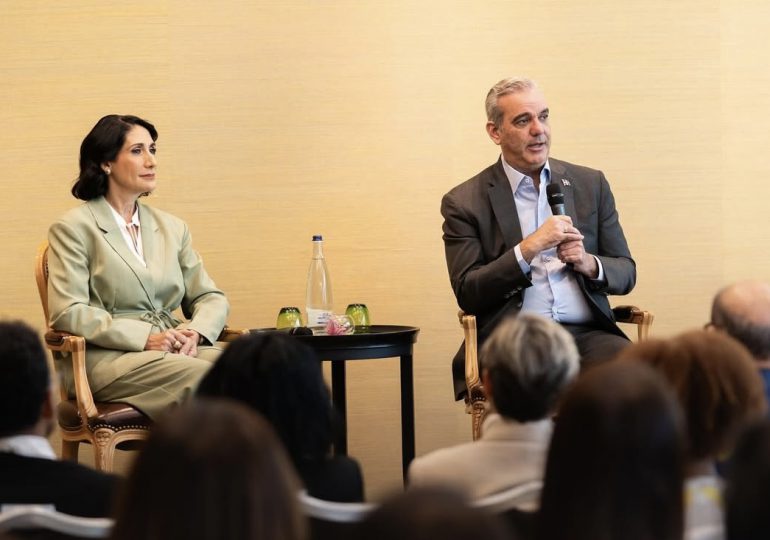 La primera dama Raquel Arbage destaca una reunión significativa con la diáspora dominicana en Suiza durante el Día Internacional