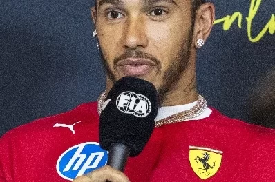 Hamilton asta sus dardos sobre Alonso