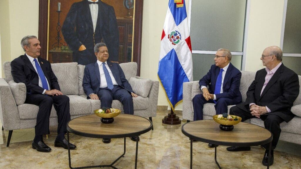 Abinader y tres ex presidentes se reunieron esta tarde en el Consejo Económico y Social (CES) para discutir temas relacionados con la crisis haitiana.