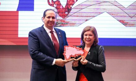 El Ministro de Salud recibe el premio internacional otorgado a RD por la ejecución de la logística de Hearts