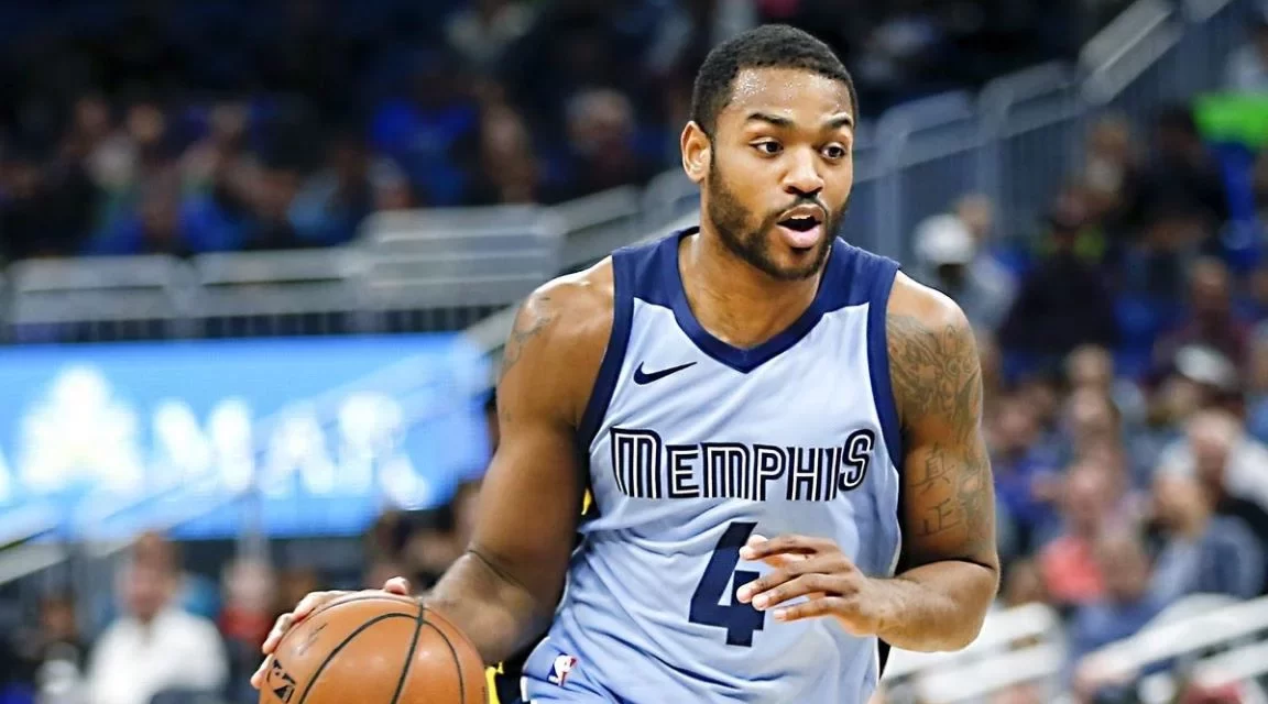 Marineros contratan a Myke Henry y Elijah Weaver