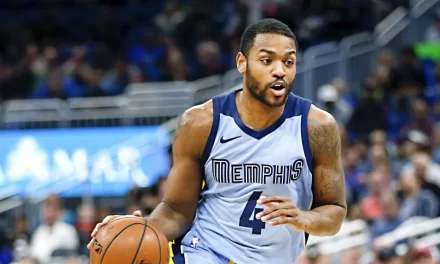 Marineros contratan a Myke Henry y Elijah Weaver