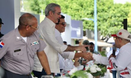 El Blachy interpreta el «color rosa» al presidente Abinader