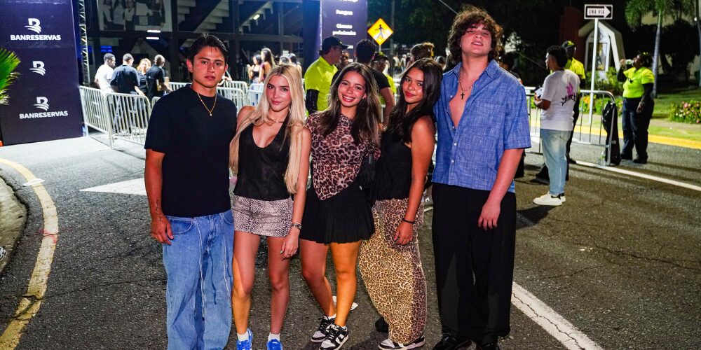 Transparencias, mini faldas y negros, protagonistas de esta incertidumbre en el concierto de Jhayco