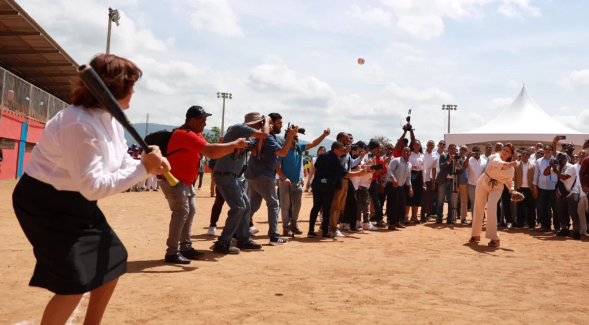 Vicepresidenta Peña asta primera trola Béisbol Amateur