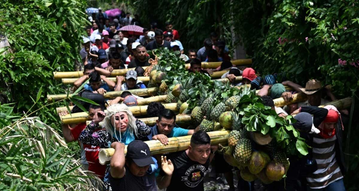 Los salvadoreños aprecian la cosecha con ofrendas de hasta dos toneladas de frutas