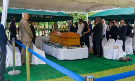 Entre las lágrimas y los aplausos se despiden de «La Dama de la Comunicación», Socorro Castellanos