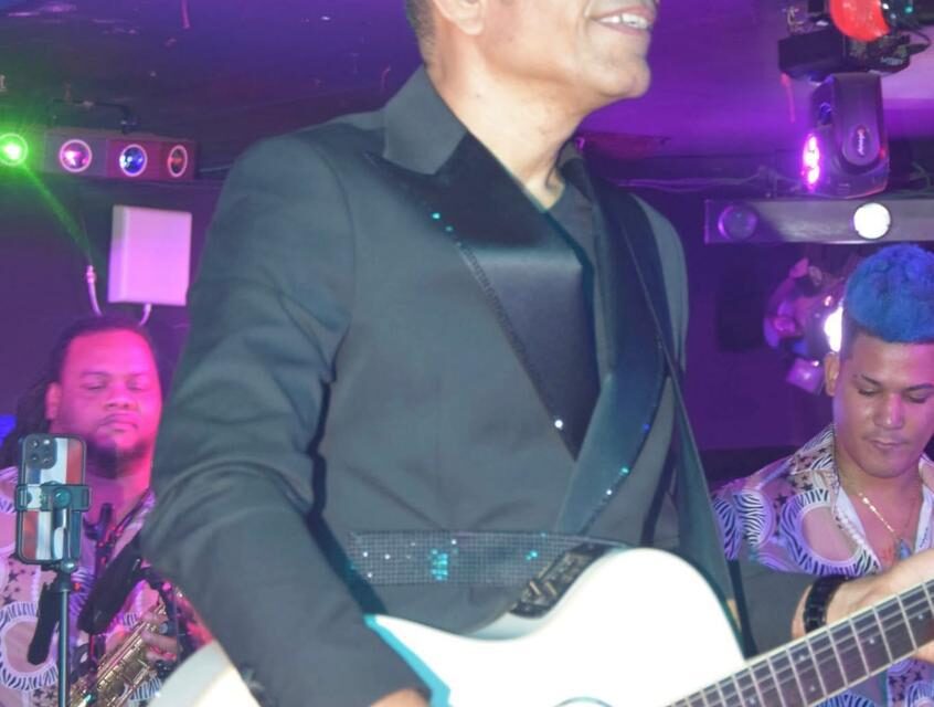El hombre de Bachata se devasta en Europa y anuncia una paseo