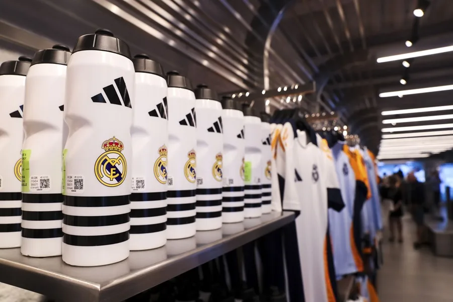 El Real Madrid desvela la camiseta de la próxima temporada, «inspirada en el Bernabéu»