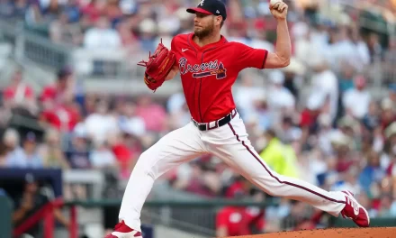 Un dominante Sale y cañonazo de Acuña ayudan a Bravos a frenar mala ráfaga