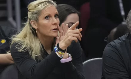 Jenny Boucek, a un paso de hacer historia con los Pacers en las Finales de la NBA