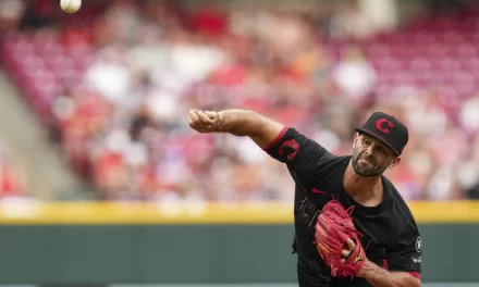 Nick Martínez coquetea con entretenimiento sin hit y Spencer Steer la saco tres veces en vencimiento de Rojos sobre Padres