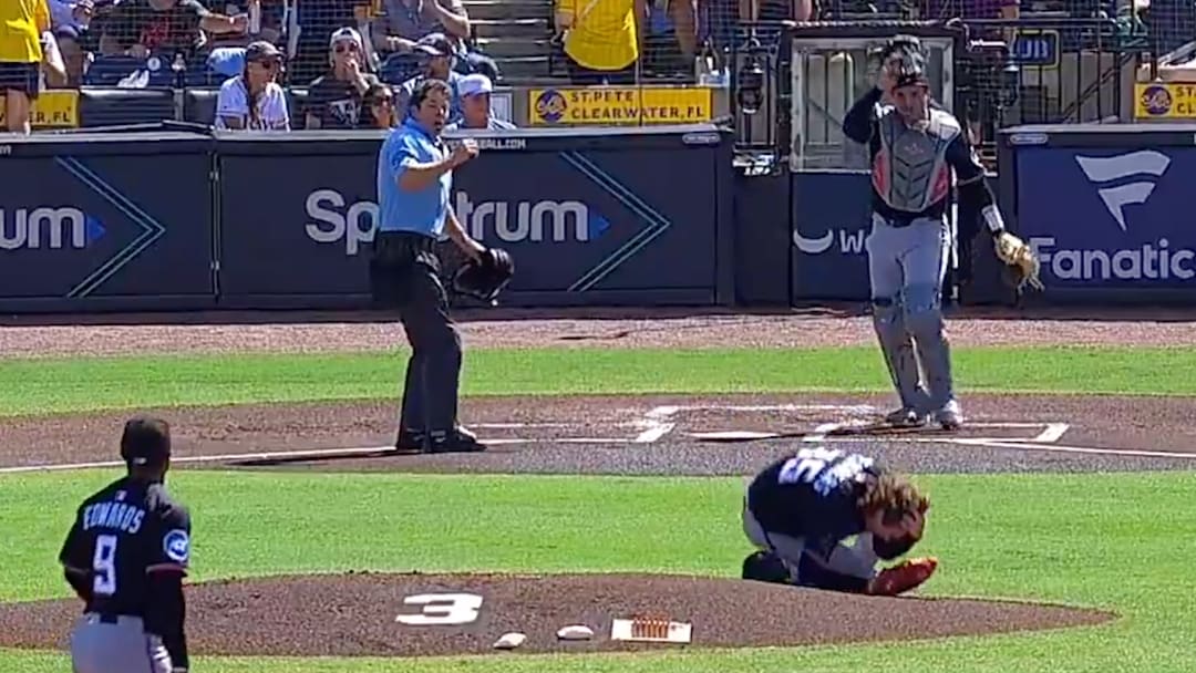 Ryan Weathers es herido en la inicio por un tiro de su receptor durante calentamiento previo al diversión