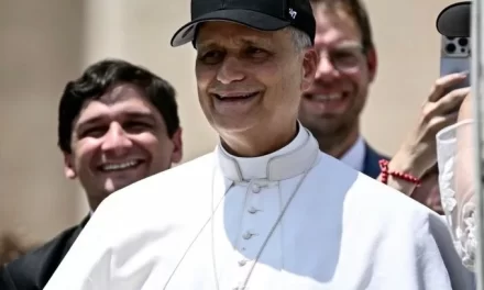 El papa León lució su gorro de los Medias Blancas en el Vaticano