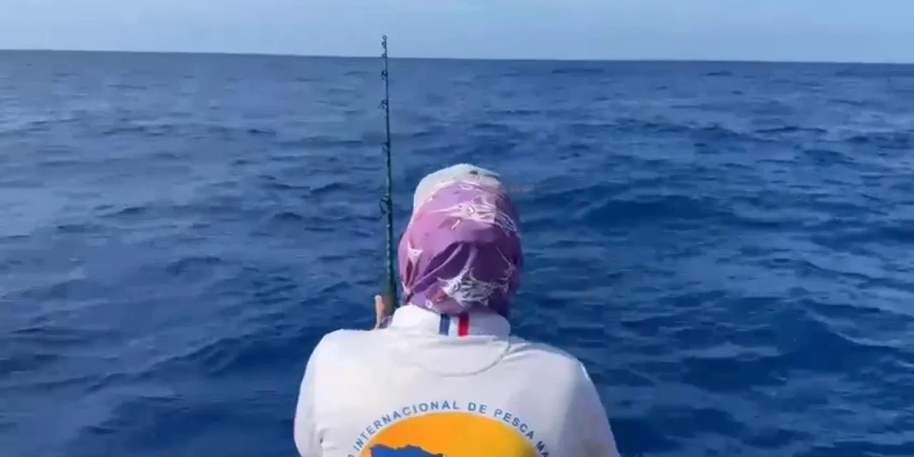 Pescador Orlando Navarro rumbo a “Los fantasmas” a la primera posición del torneo al Marlin Blanco.