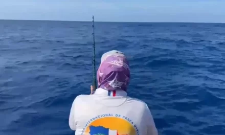 Pescador Orlando Navarro rumbo a “Los fantasmas” a la primera posición del torneo al Marlin Blanco.