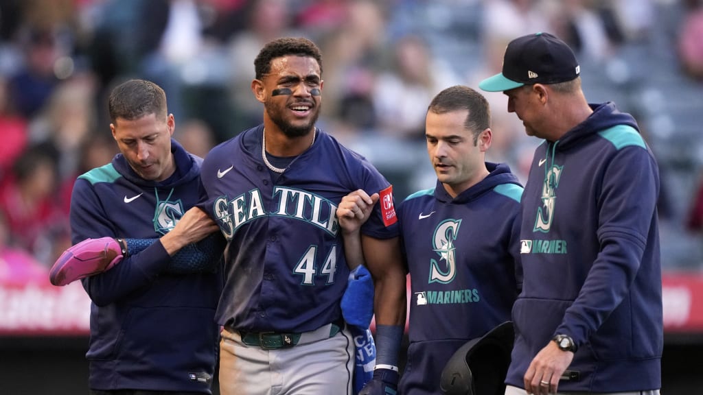 Julio Rodríguez abandona el conjunto tras ser molido por roletazo de 98 mph en el tobillo