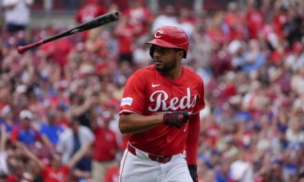 Jeimer Candelario es designado para asignación por los Rojos tras regresar de magulladura