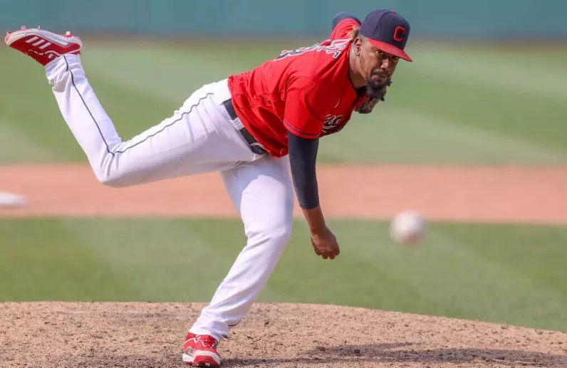 Salida del mercado de Emmanuel Clase dispara precio de relevistas en momento periferia de cambios