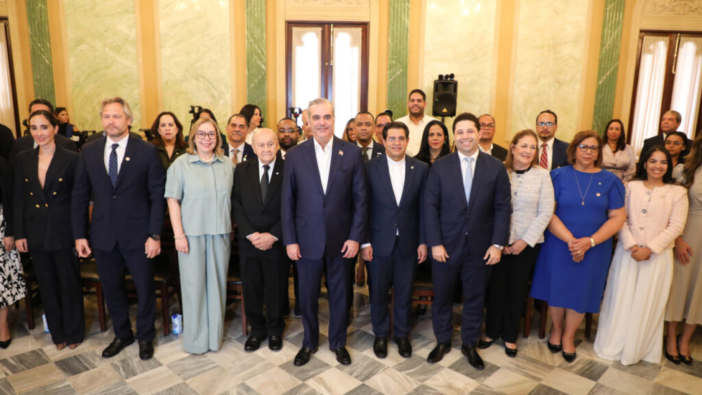 Abinader juramento en el comité para promover el Proyecto de Turismo de Punta Bergantín