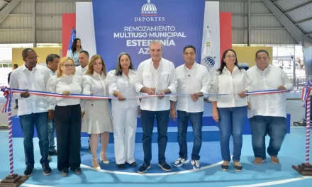 Presidente Abinader y ministro Kelvin Cruz entregan dos multiusos