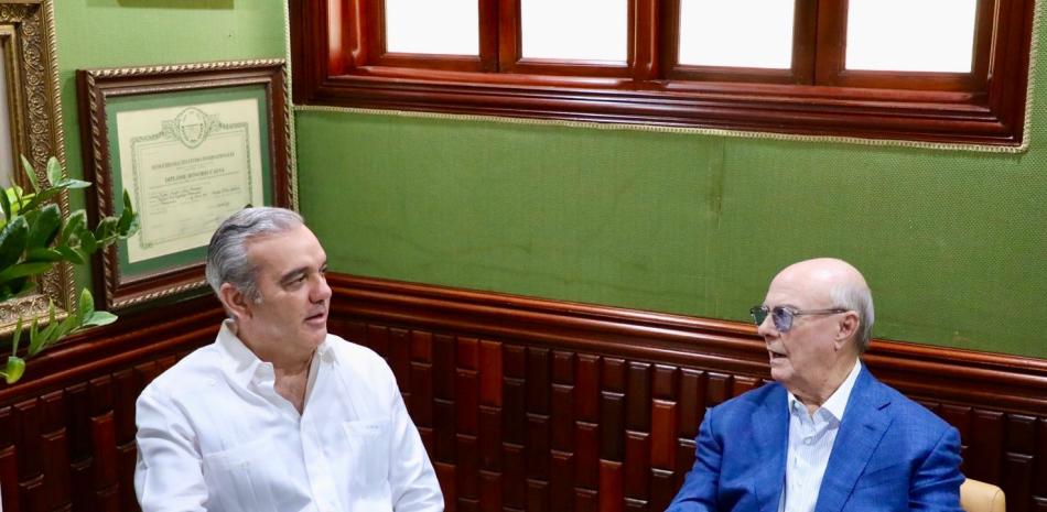 Abinader y Hipólito tienen charlas sobre la crisis haitiana