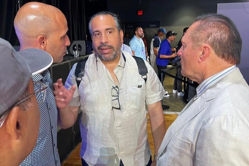 Scott Boras se interesa en apoyar el béisbol escolar dominicano a través del INEFI