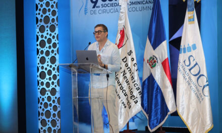 Las consultas para problemas cervicales en los niños aumentan adecuado al uso excesivo de teléfonos celulares, un experto advierte