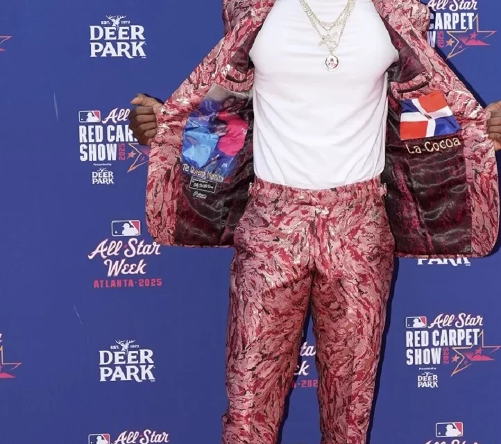 Elly De La Cruz deslumbra con un traje rosa en la moqueta roja del Juego de las Estrellas