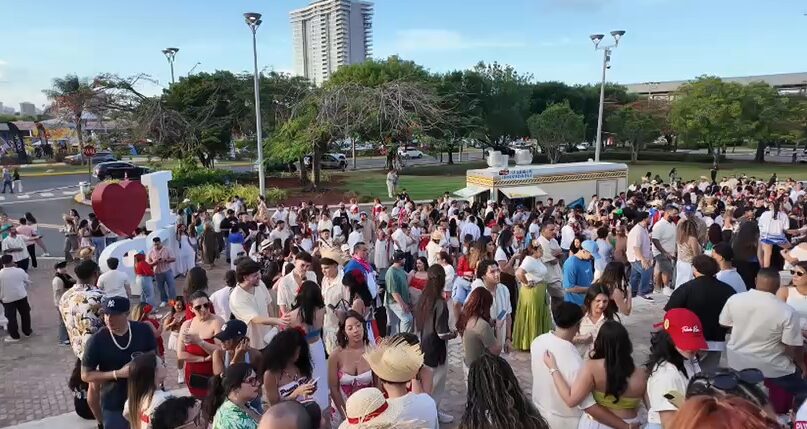 Miles llegan al botellín concierto de Bad Bunny en relaciones públicas