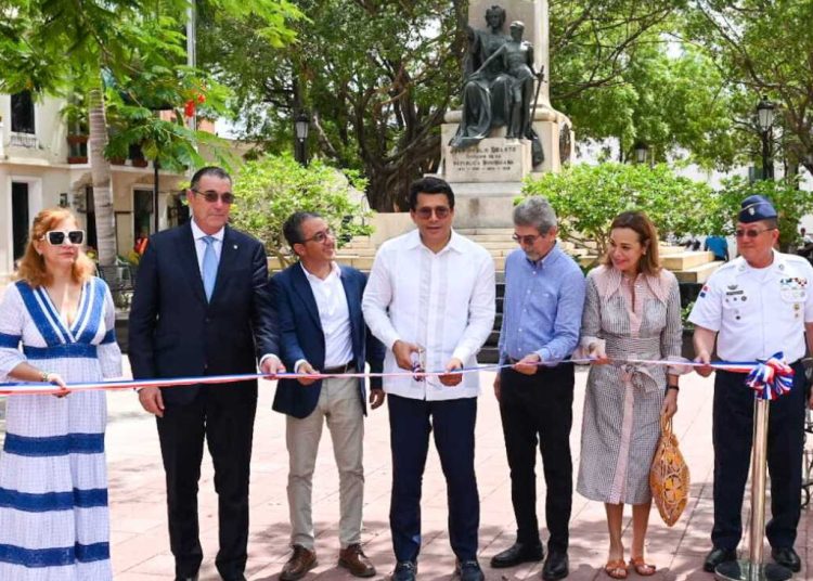 Collado inaugura Duarte Park y Las Mercedes Street en Colonial City