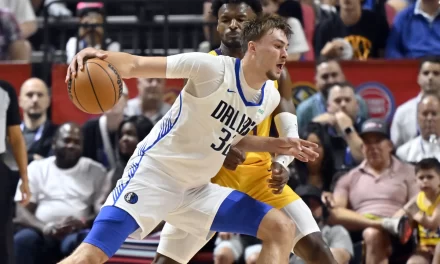 El novato de los Mavericks, Cooper Flagg, se muestra muy profesional al hacer su inicio en la Liga de Verano de la NBA