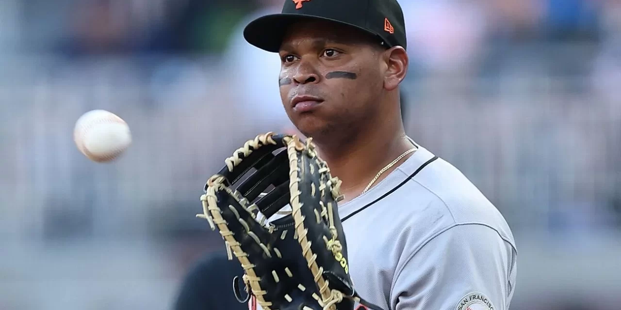 Alex Cora evita referirse a Rafael Devers por divertirse la primera almohadilla de los Gigantes