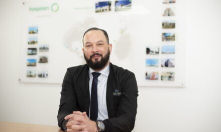 Asegura que los pelos de peluqueros, jardineros y jugadores sean propensos a perjudicar la manga del rotador del hombro