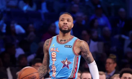 Russell firma con Mavericks y Bucks cortan Lillard 2 primaveras