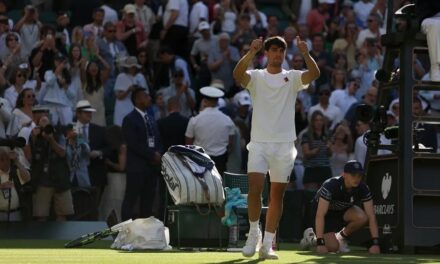 Alcaraz se impone a Tarvet para ingresar en la tercera ronda de Wimbledon