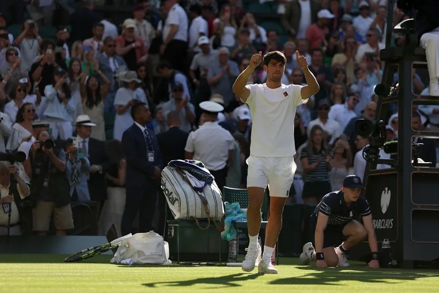 Alcaraz se impone a Tarvet para ingresar en la tercera ronda de Wimbledon