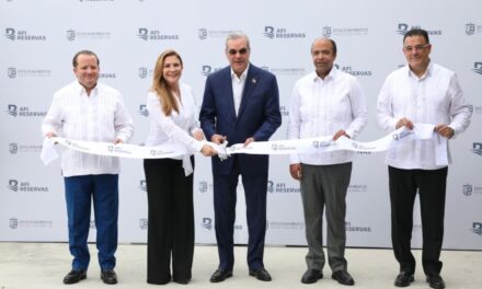 El presidente Abinader inaugura la instalación de estacionamiento colonial de Plaza Zona