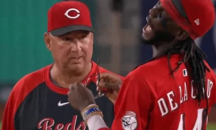 Elly de la Cruz bromea al quitarle los gemelos al manager Terry Francona en pleno conjunto