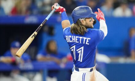 Azulejos se afianzan en la cima del Este con su 28va remontada del año