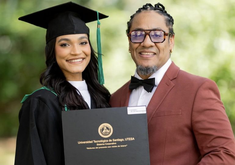 Hija del cantante Krisspy se graduó como médico en medicina con máximos honores