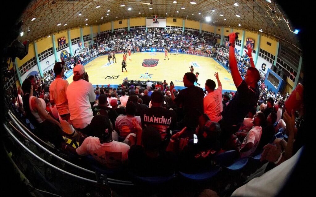 Titanes del Sur dominan desde la larga distancia y colocan a los Leones contra la tabique en Semifinal B